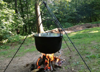 Grillowanie czy gotowanie w kociołku? Wybierz kociołek żeliwny podwieszony na trójnogu i zaskocz wszystkich nowymi smakami!