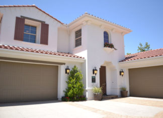 Kiedy warto wybrać drzwi z naświetlem?