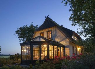 Oświetlenie zewnętrzne domu i ogrodu - o czym warto pamiętać?