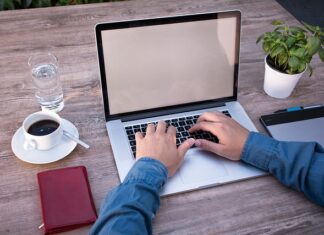 Jak się pisze słowo huśtawka?