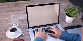 Jak się pisze huśta się?