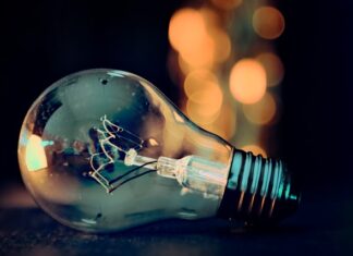Co jest lepsze żarówka czy świetlówka?