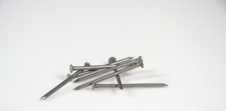 Jak wbijać gwoździe w drewno?