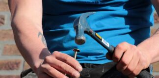 Jak wkręcić śrubę w metal?