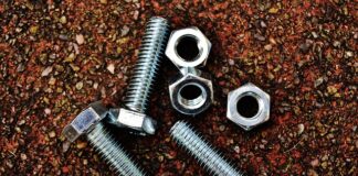 Jak dobrać śruby do kołków?