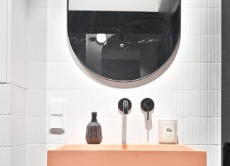 modne płytki do łazienki stick biały matowy i umywalka-peach fuzz kolor roku 2024 raw decor
