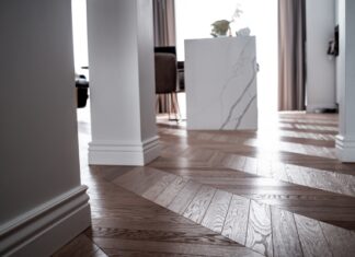 Jak wybrać listwy przypodłogowe do mieszkania