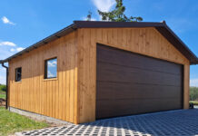 Dlaczego warto postawić garaż drewniany zamiast tradycyjnego blaszanego
