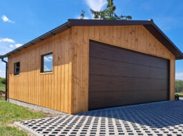 Dlaczego warto postawić garaż drewniany zamiast tradycyjnego blaszanego