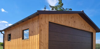 Dlaczego warto postawić garaż drewniany zamiast tradycyjnego blaszanego